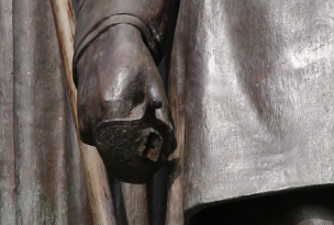 Sujetos robaron la espada de Arturo Prat en el monumento frente al Mercado Central