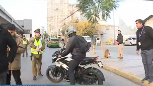 Captan a carabinero desenfundando su arma de servicio por supuesto intento de escape de motociclista en fiscalización