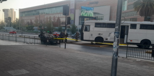 Accidente de tránsito en Macul: Colisión entre auto particular y bus de Carabineros deja a un oficial lesionado