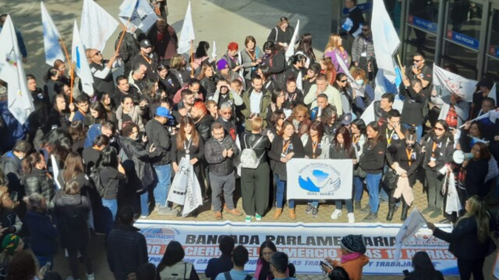 Trabajadores se manifiestan en Providencia para exigir el cierre más temprano del comercio