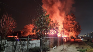 Cerca de 90 voluntarios de Bomberos trabajaron en incendio que afectó a motel de Conchalí: No hay lesionados