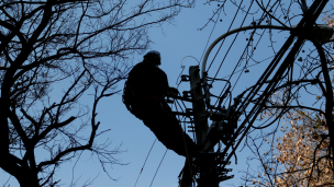 Reportan cortes de luz en La Reina, Las Condes, Providencia y Ñuñoa por fuertes ráfagas de viento: Enel activó plan de emergencia