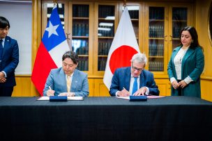 Alberto van Klaveren y ministro de Asuntos Exteriores de Japón firman acuerdo en ciencia, tecnología e innovación