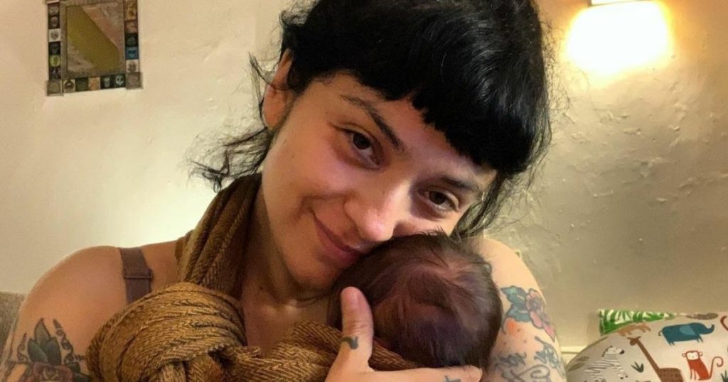 Los comentarios que recibió Mon Laferte tras presentar a su hijo en las redes: “Al fin lo conocemos”