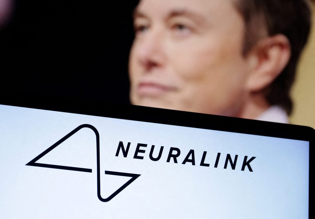EEUU autoriza a empresa de Elon Musk para hacer estudios en humanos con implantes de chips cerebrales
