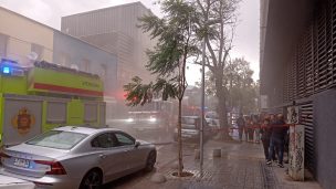 Incendio afecta a bodegas en Santiago