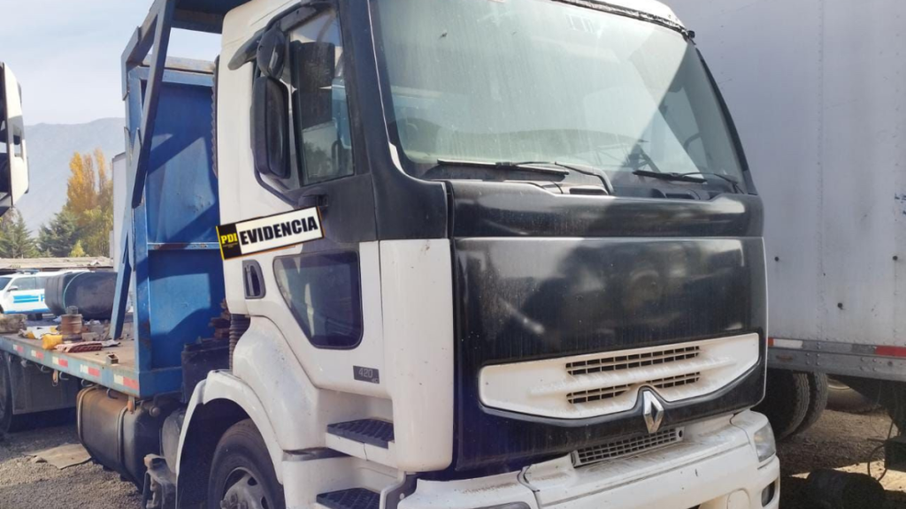 PDI recupera cinco camiones en Santiago sacados de manera ilegal de la Zofri de Iquique: Hay tres detenidos