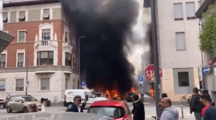 Explosión en el centro de Milan deja un herido y varios vehículos destruidos