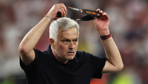 ¡Regaló la medalla! La particular reacción de Mourinho tras perder la Europa League