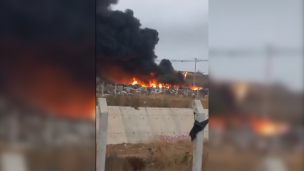 Bomberos combate incendio en basural de neumáticos en Pudahuel: Nube de humo no afecta las operaciones en el Aeropuerto