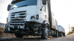 Fatal accidente en Puente Alto: Choque entre camión y un auto deja a tres fallecidos