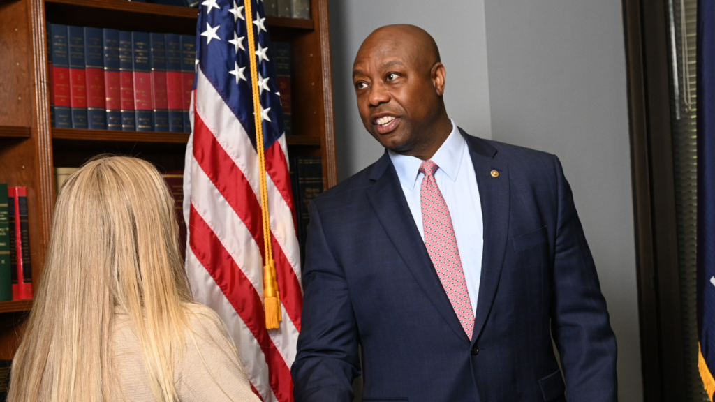 Tim Scott, senador republicano por Carolina del Sur, presenta su candidatura a la Casa Blanca