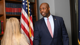 El senador republicano Tim Scott abandona la carrera a la Casa Blanca