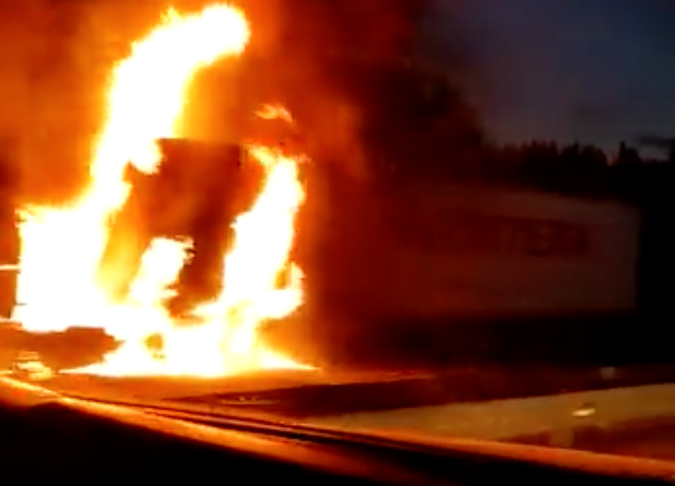 Encapuchados armados incendian un camión en la ruta 5 Norte: Transito se encuentra suspendido