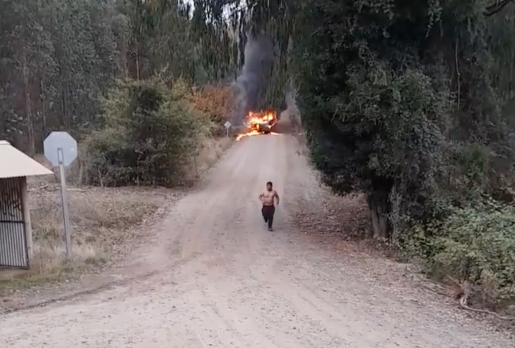 Conductor de camión escapó semidesnudo de un ataque incendiario en Traiguén