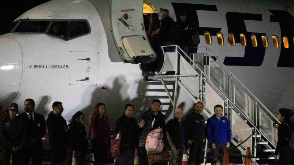 Misión de cancillería viajará a Venezuela para continuar con las “conversaciones diplomáticas” y lograr nuevos vuelos con migrantes