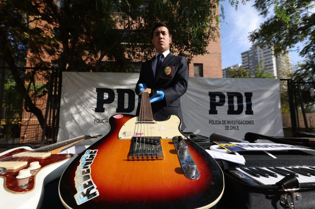 PDI recupera instrumentos robados a conocidos músicos chilenos, entre ellos, el fundador de Chancho en Piedra