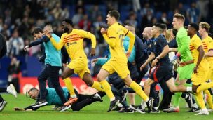 ¡Hasta el camarín! Jugadores de Barcelona encararon a los ultras del Espanyol tras la invasión de cancha en La Liga