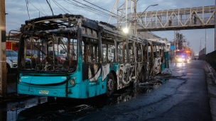 Bus del sistema RED se incendia por falla técnica en la autopista Américo Vespucio