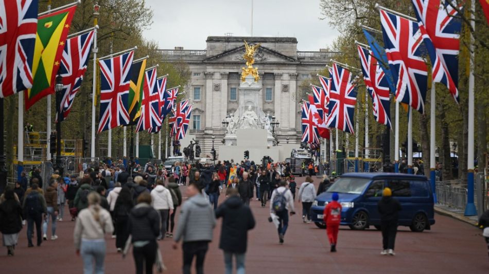 A solo días de la coronación: Sujeto es detenido tras lanzar cartuchos de escopeta al Palacio de Buckingham
