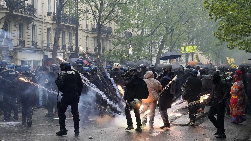Miles de personas salen a la calle en Francia para sumarse a gran marcha contra la reforma de pensiones