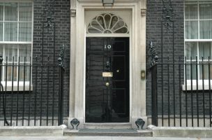 Un coche se estrella contra las puertas de acceso a Downing Street