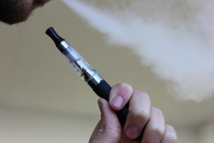 Cámara aprueba regulación de vaporizadores: propuesta prohíbe fumar en lugares públicos