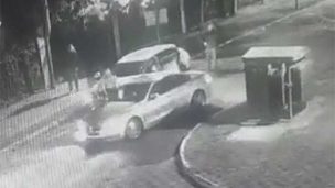 Mujer golpea en los genitales a delincuente para evitar robo de auto en Vitacura