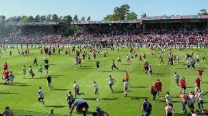 ¡Papelón! Hinchas del Hamburgo celebraban el ascenso antes de tiempo y terminarán jugando la promoción