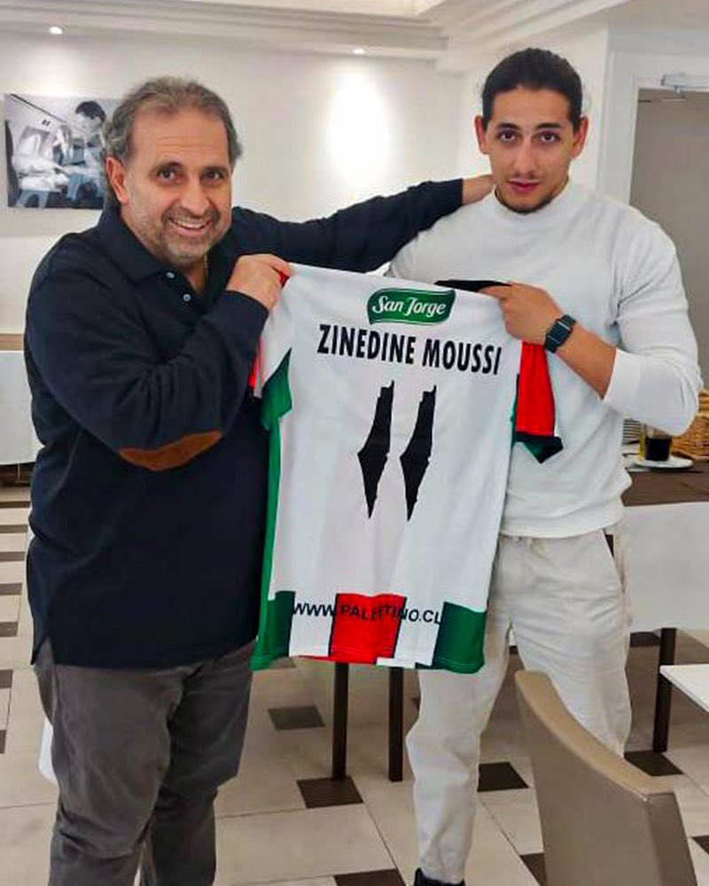 Palestino regala camiseta a hincha expulsado del estadio por el PSG