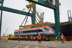 Desembarcan en el Puerto de San Antonio los últimos 4 nuevos trenes que renovarán la flota del servicio Chillán