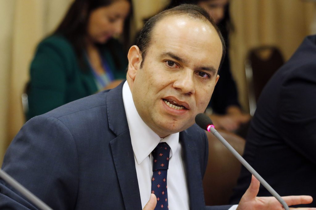 Ex subsecretario desmiente a ministro Marcel tras declaraciones por PGU: “Se debe disculpar con el Congreso”