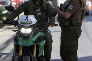 Carabinero queda grave tras caer de su moto durante un procedimiento en Santiago