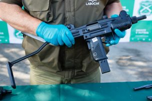 Carabinero utiliza subametralladora UZI contra delincuentes que intentaron atropellarlo