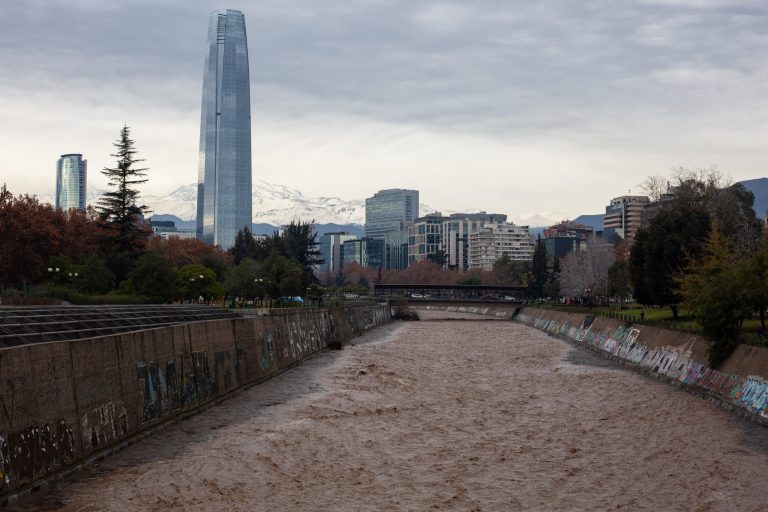 Hallan cuerpo de un hombre en el río Mapocho a la altura de la Costanera Norte