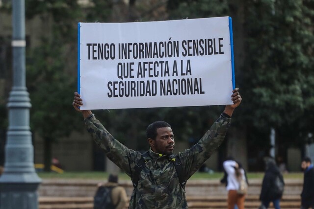 “Tengo información sensible…”: Hombre logra entrar a La Moneda tras posarse con alertador letrero