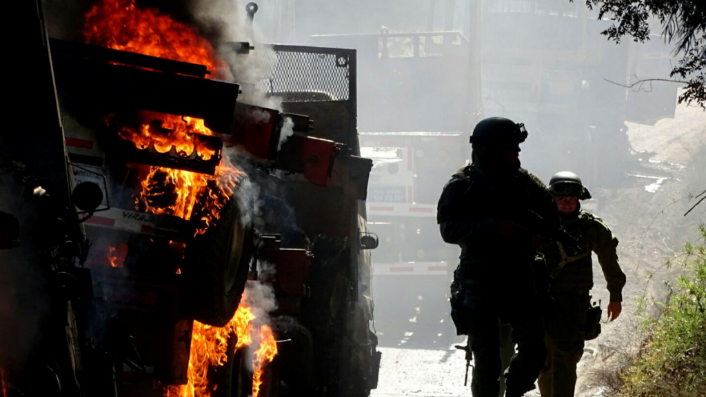 Ataque incendiario en el Biobío: Sujetos encapuchados intimidan a choferes y queman dos camiones en Tirúa