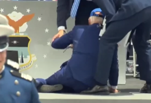 Joe Biden sufre estrepitosa caída en medio de la ceremonia de graduación de la Fuerza Aérea