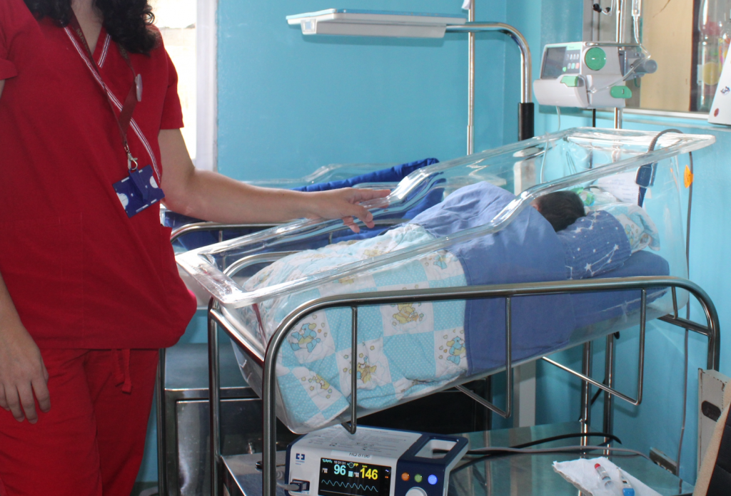 Hospital de Quilpué recibe 6 nuevas camas pediátricas y nuevos funcionarios para enfrentar crisis por virus respiratorios