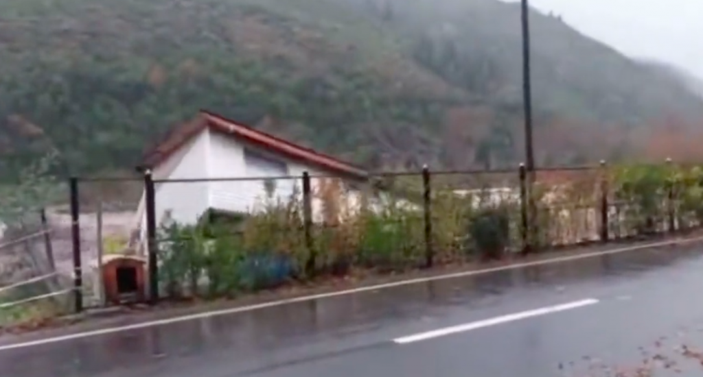 Quedó completamente destruida: Captan el momento cuando casa fue arrastrada por río en Los Queñes, región del Maule