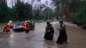VIDEO | Carabineros rescata a familia que se encontraba aislada en el río Perquilauquén por crecida del caudal