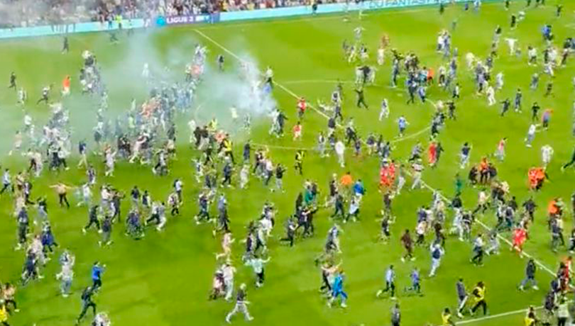 ¡Insólito! Hinchas invaden la cancha para festejar el ascenso antes del término del partido