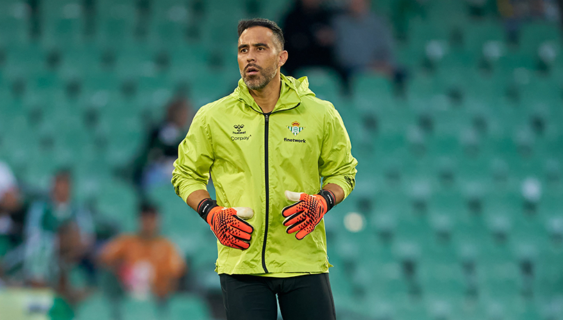 No se mueve de Europa: Claudio Bravo renovará con el Betis hasta el 2024
