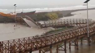 Puente peatonal en Curanipe colapsó con el aumento del caudal del río