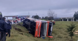 Bus con 15 pasajeros volcó en la Ruta 5: Cinco personas resultaron lesionadas