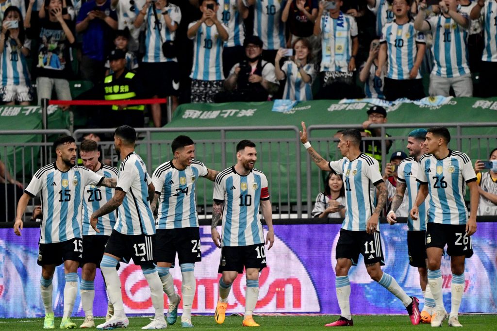 Argentina supera a Australia con récord de Messi