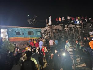 Aumentan a 120 los muertos tras el fatal accidente de tren en la India