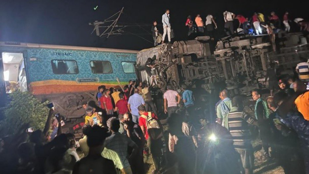 Al menos 30 muertos y 300 heridos al colisionar un tren contra varios vagones descarrilados en India