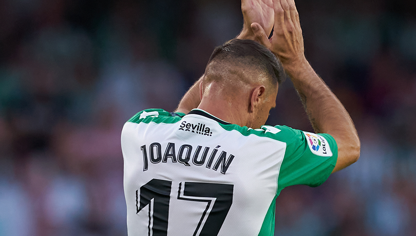 Hinchas del Betis brindan emotivo adiós a Joaquín