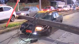 Camión pasó a llevar cables eléctricos y derribó postes en La Pintana: Un taxi fue dañado